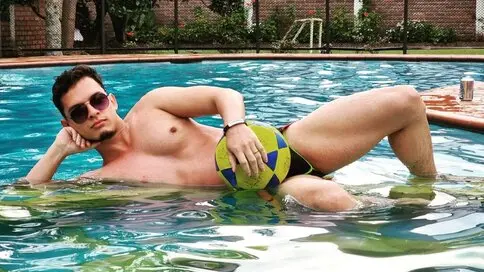 Discover LeoBonucci VIP show